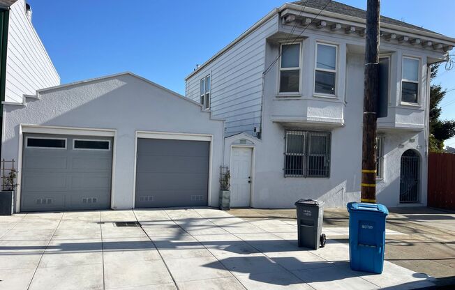 Charming 2-Bedroom Ground-Floor Duplex with Private Garage & Backyard – San Francisco
