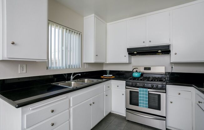 2 beds, 1 bath, 961 sqft, $2,100, Unit 13