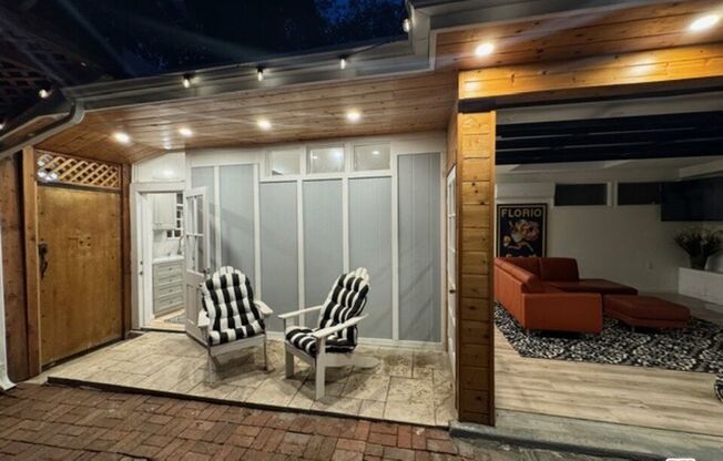 1636 N BEVERLY GLN BLVD