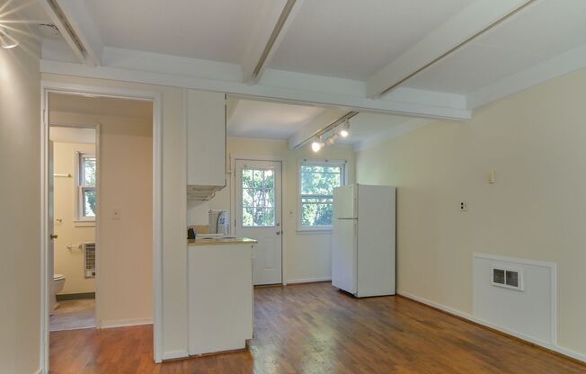 Studio, 1 bath, $1,100, Unit E