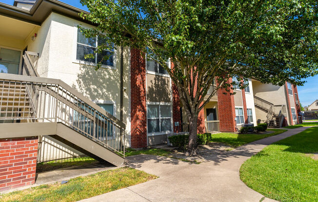 exterior shot of pearland tx apartments