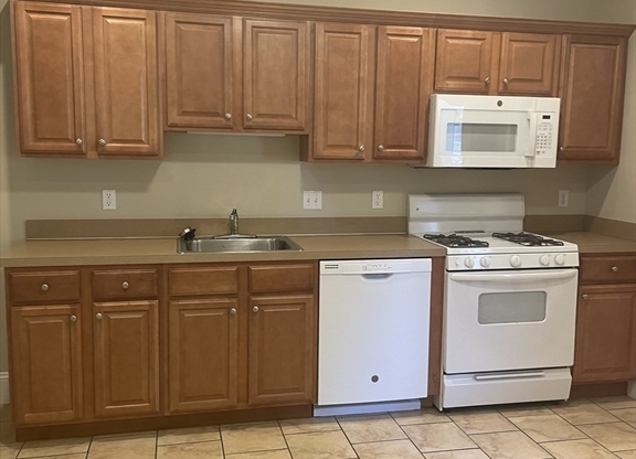 2 beds, 1 bath, 1,000 sqft, $2,600, Unit 43