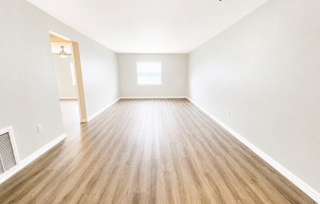2/2 In Charming Laurel Park. Move in with a $500 Security Deposit!
