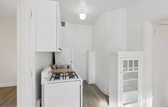 1 bed, 1 bath, 610 sqft, $1,330, Unit Bayard Manor 211