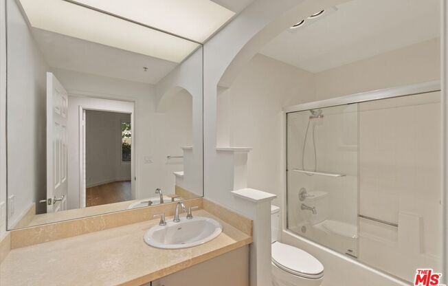 2 beds, 1 bath, 979 sqft, $2,850, Unit 122
