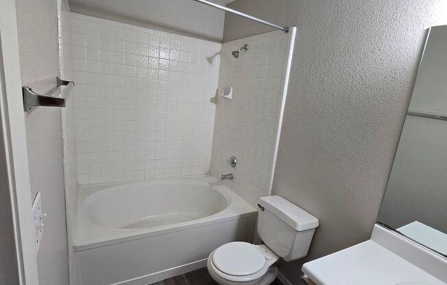 1 bed, 1 bath, $1,050, Unit Bldg. G