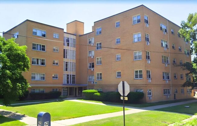 1447 W TOUHY AVE
