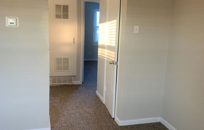 2 beds, 1 bath, 730 sqft, $995, Unit 11