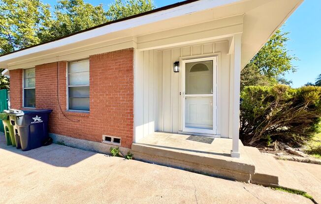 ADORABLE 3 bedroom 1.5 bath in Arlington!