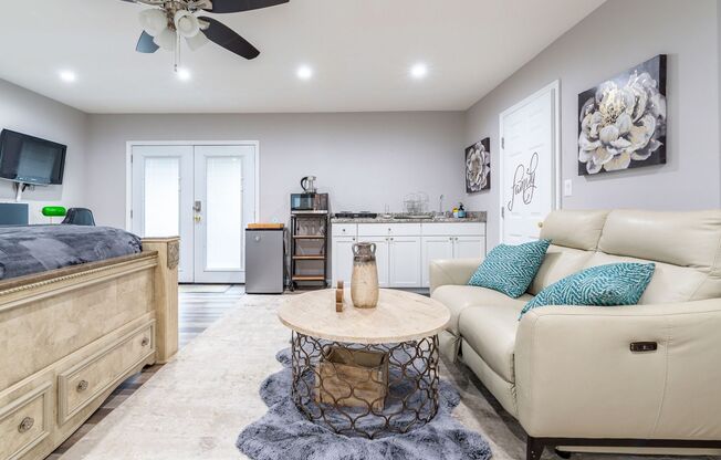 Adorable Studio for Rent - Short Term Fully Furnished!