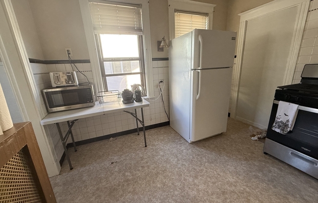 4 beds, 1 bath, 1,000 sqft, $4,200, Unit 2