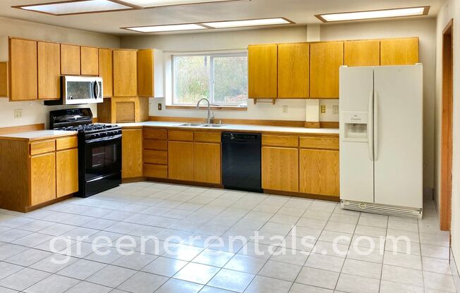 1 bed, 2.5 baths, $2,700, Unit 3936- Large Shop & Apartment