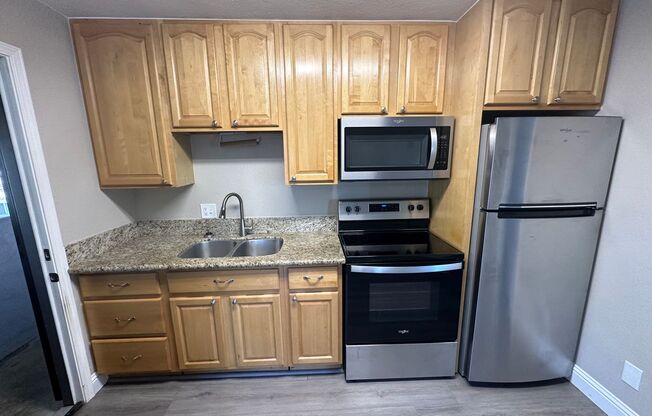 1 bedroom 1 bath cozy and private unit in Roseville.