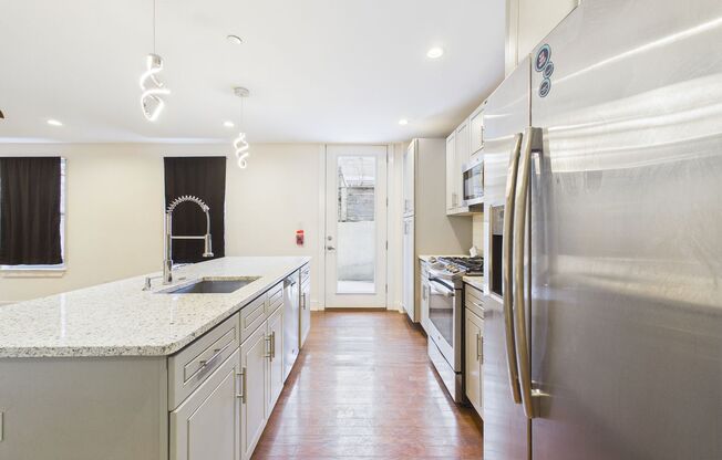 Beautiful modern bright 2 bed 1 bath with private patio