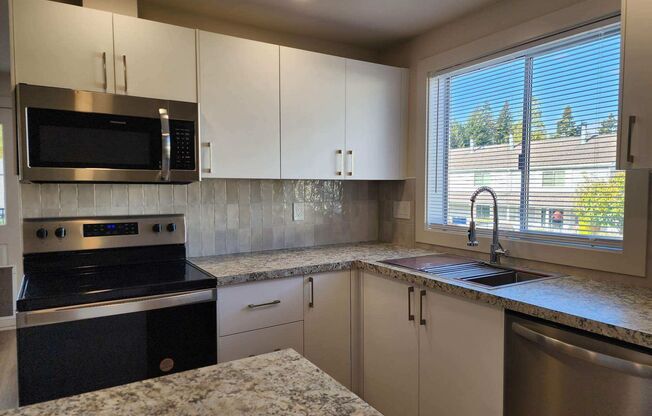 Lovely 2 bedroom 1.75 bath in gated community in Federal Way!