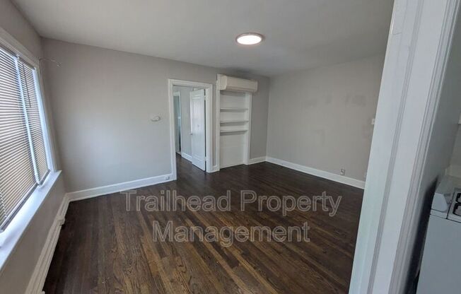 1605 W 37 ST