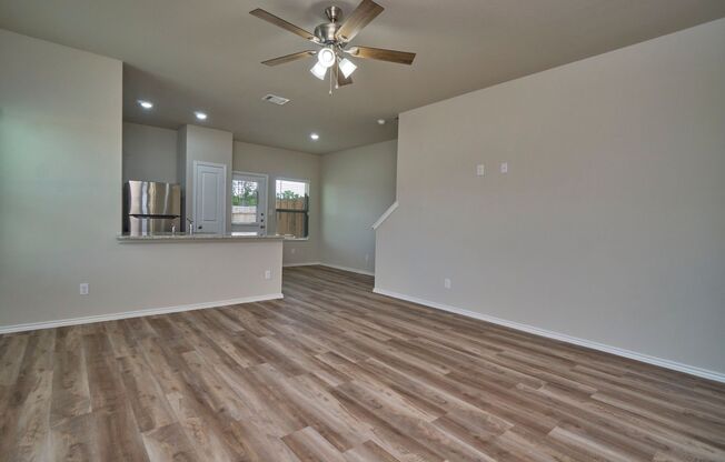 Hunters Ranch Beauty! 3 Bedroom 2 1/2 Bath Townhome