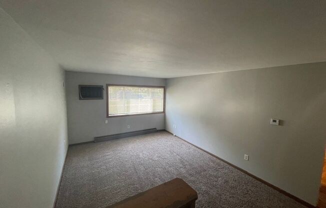 2 beds, 1 bath, $845, Unit 1