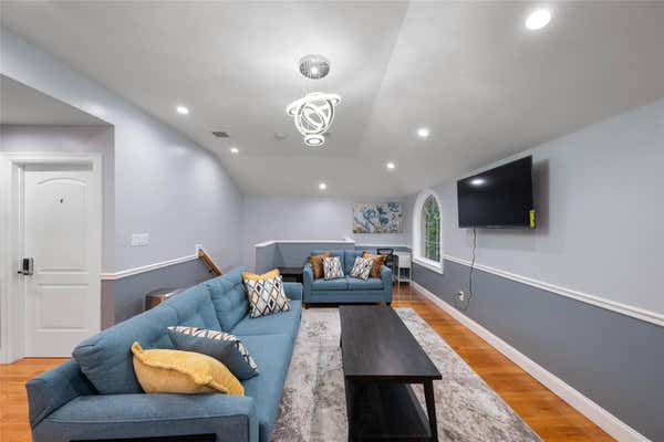 230 9 EDGEWOOD AVE