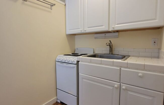 Studio, 1 bath, 385 sqft, $1,195, Unit #5233-2