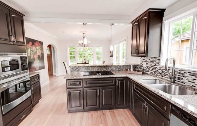 Spacious 4BR Capitol Hill Home with Lake Washington & Mountain Views