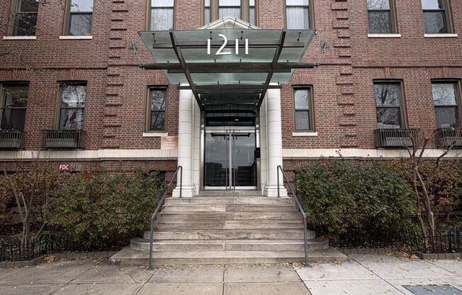 Spacious and Lovely Fed Hill 2bd/2ba Condo with CAC, W/D and more!