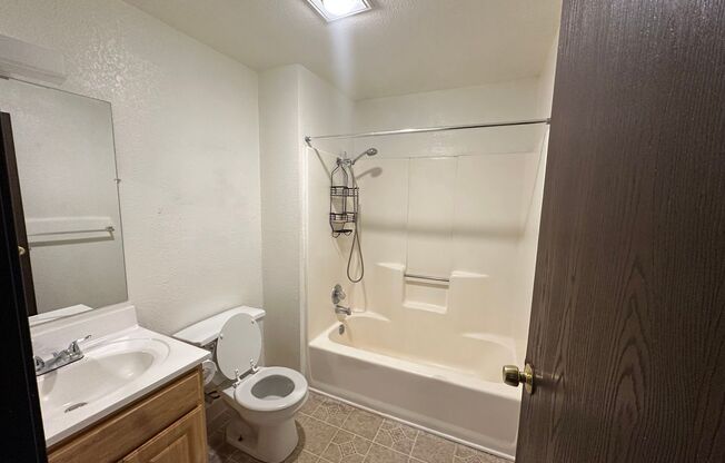 2 beds, 1 bath, $1,300, Unit UNIT 2