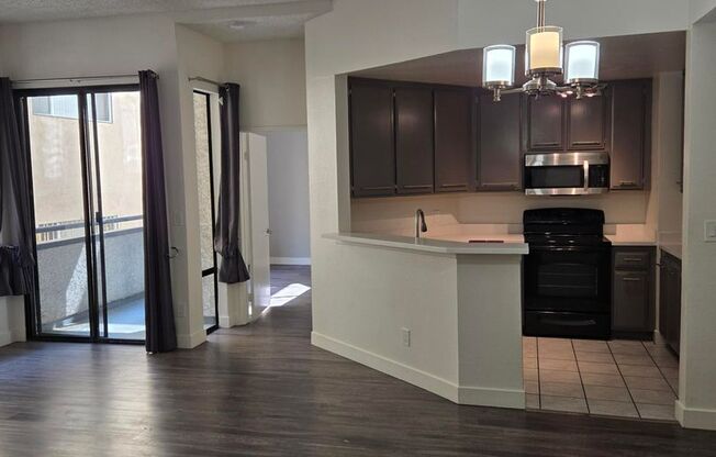 2 beds, 2 baths, 998 sqft, $2,414, Unit 102