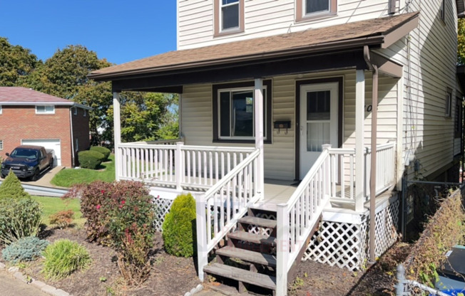 Updated 2 Bedroom/1.5 Bath in Brookline!