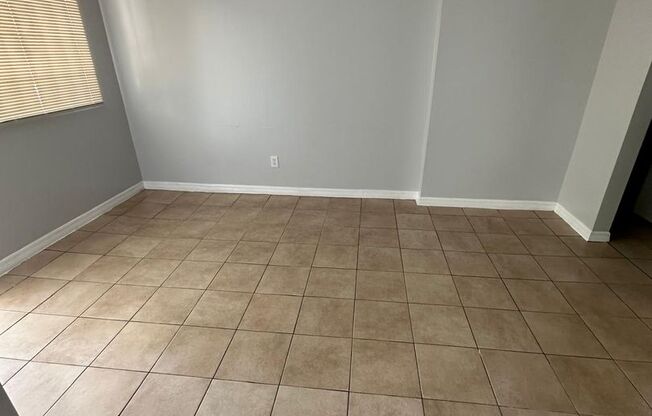 2 beds, 1 bath, 750 sqft, $900, Unit Unit 4