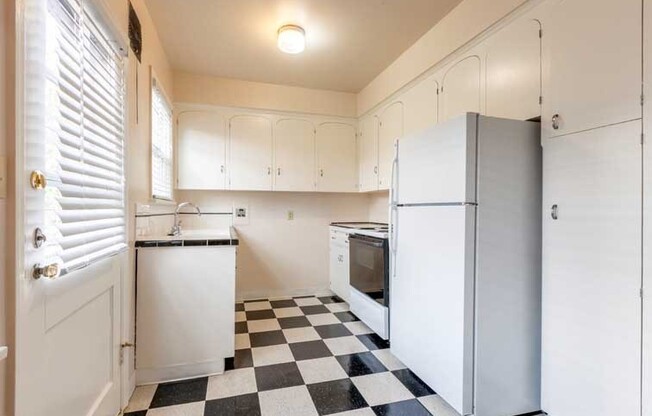 HOYT STREET APARTMENTS (CZOP05)