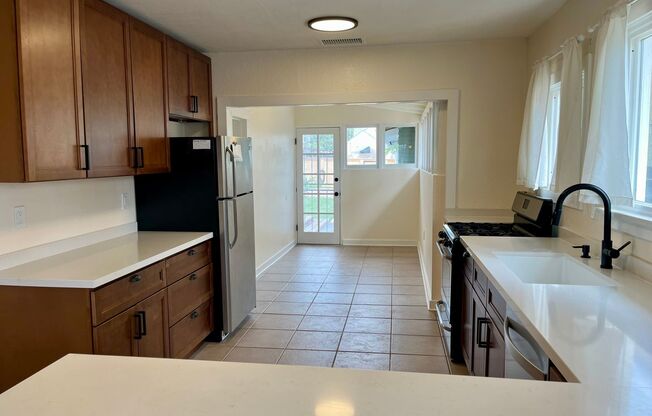 Charming 3-Bedroom Home– Renovated Kitchen & Spacious Backyard!