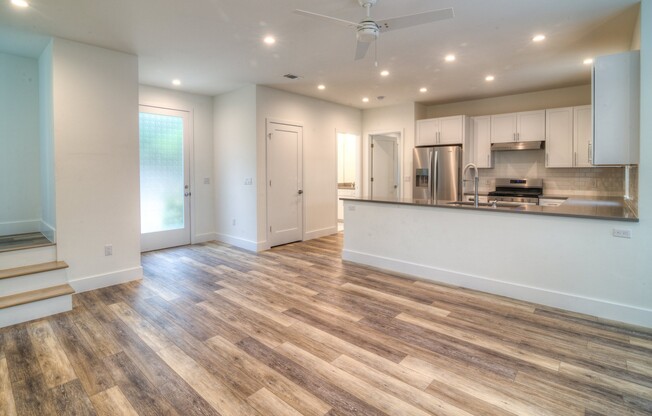 UT PRE-LEASE: Constructed August 2018, Luxury North Campus 3 bed / 3 bath home