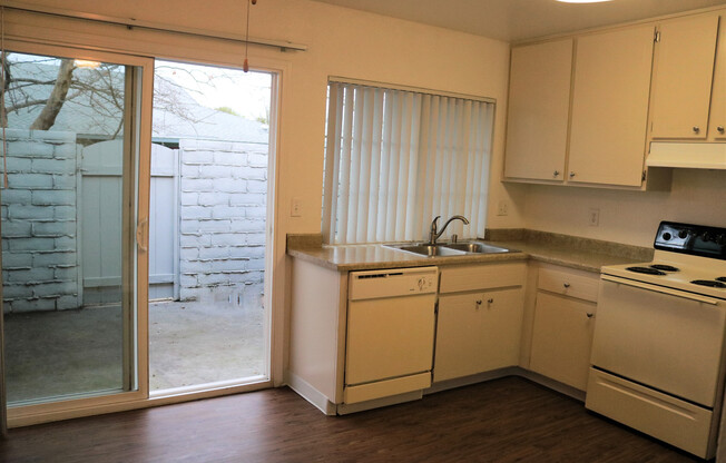 1 bed, 1 bath, 700 sqft, $1,425, Unit 38