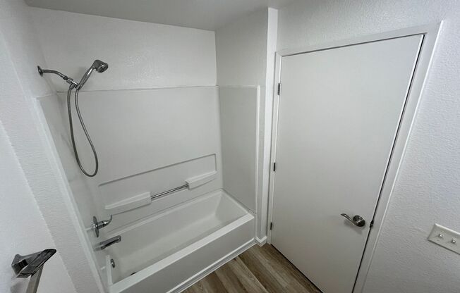 3 beds, 2 baths, 1,076 sqft, $2,200, Unit 2007