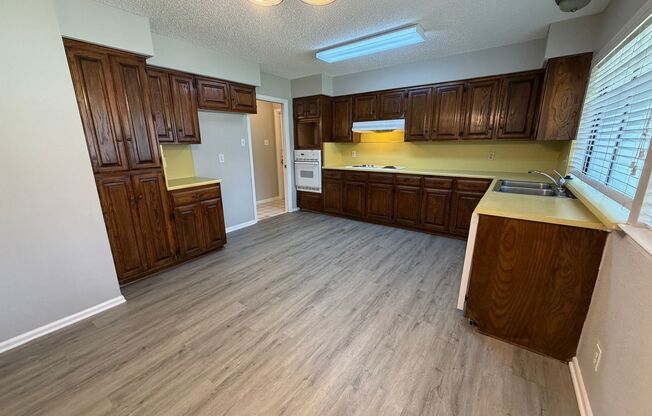 WELCOME HOME TO NORTHERN HILLS GOLF COMMUNITY! THIS ONE-STORY 3 BEDROOM HOME FEATURES CATHEDRAL CEILINGS & FIREPLACE IN LIVING*NEISD SCHOOLS