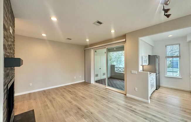 Second Floor Updated 2 BD / 2 BA In Carmel Valley!