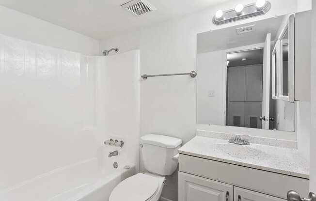 SITE Scottsdale Apartments Classic bathroom with white cabinets