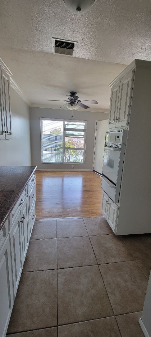1 bed, 1 bath, 700 sqft, $2,025, Unit 10