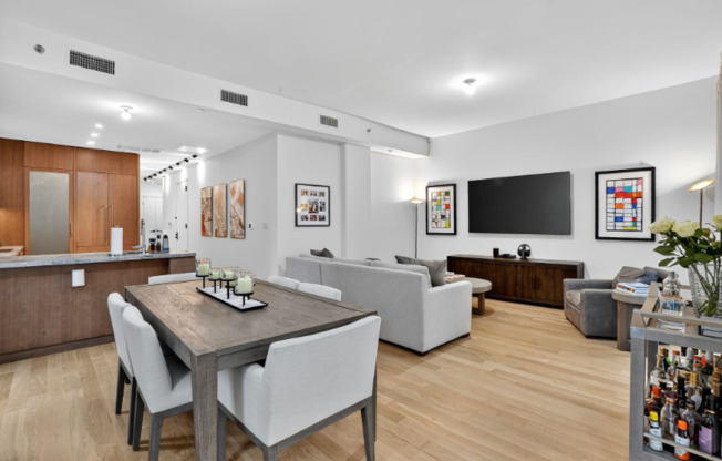 441 W 37 ST