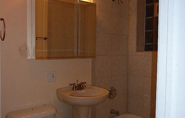 MODERN 2 BED/1BATH WITH GARAGE PARKING INCLUDED!
