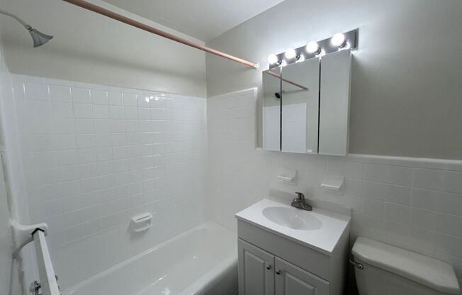 1 bed, 1 bath, 575 sqft, $1,049, Unit M10