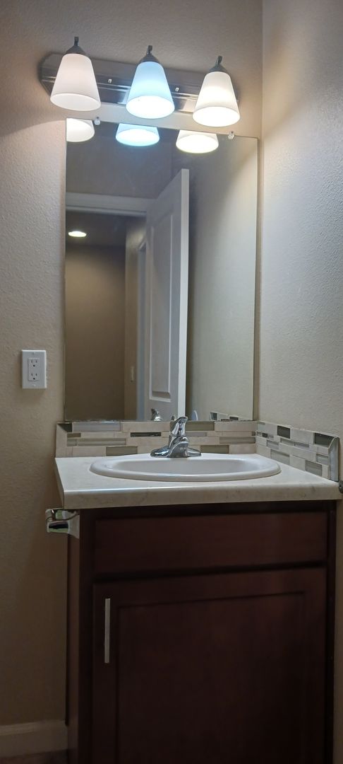 2 beds, 1.5 baths, 1,047 sqft, $1,395, Unit Unit 19
