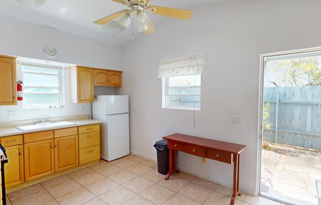 Charming One-Bedroom Backhouse in the center of Coronado's Village