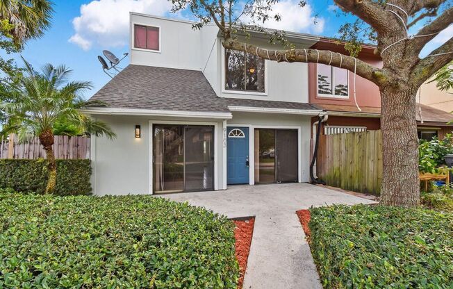 Stunning 3bed/2bath townhome available in the heart of Palm Beach Gardens.