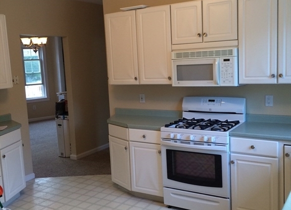 2 beds, 1 bath, 1,300 sqft, $2,200, Unit 2