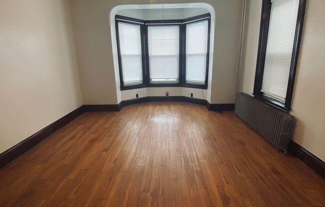 2 beds, 1 bath, $1,295, Unit 2nd floor