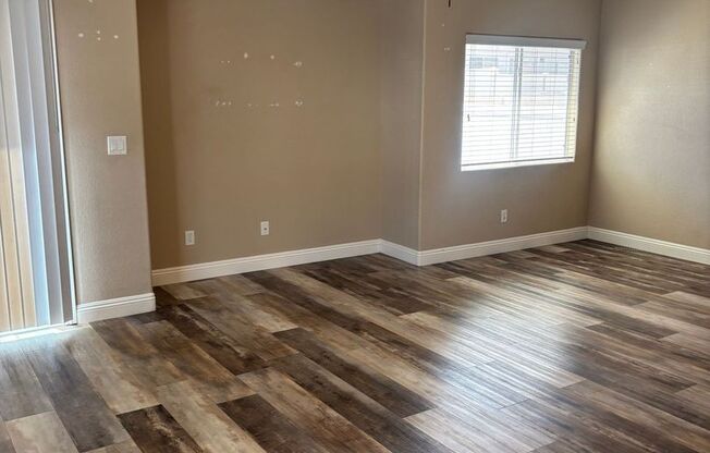 Beautiful 3BR/2.5BA Townhome with 2-Car Garage Near St. Rose