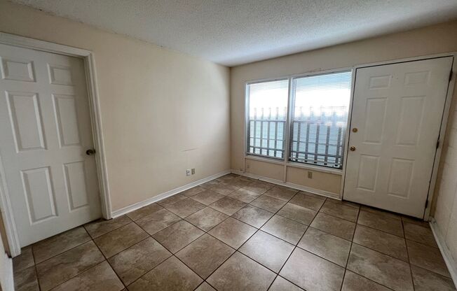 1 bed, 1 bath, 700 sqft, $925, Unit Unit 1