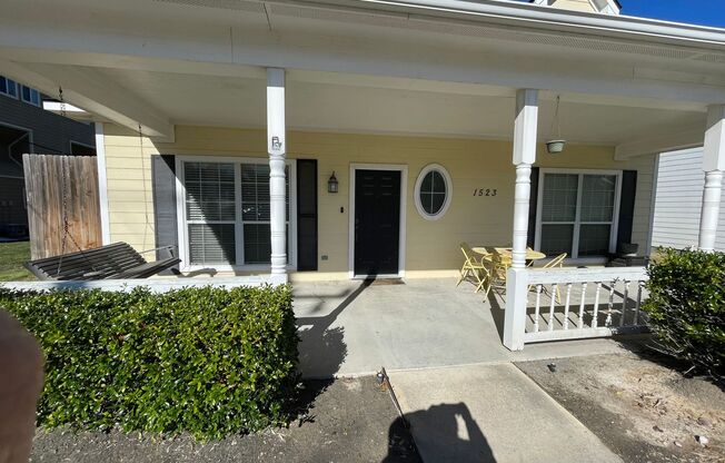 College Station - 4 bedroom / 2 bath / 2 story home near TAMU campus